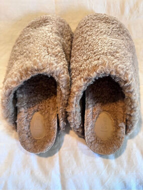 NEW Intentionally Blank Après Teddy Slippers Cream Tan Size 8